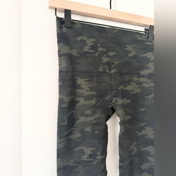 Spanx Look at Me Now Seamless Legging in Green Camo - Size M - Picture 3 of 5
